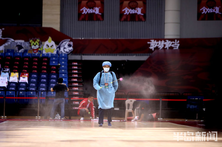 探访探访CBA复赛消杀团队：喷壶喷枪做“武器”保卫赛事卫生安全
