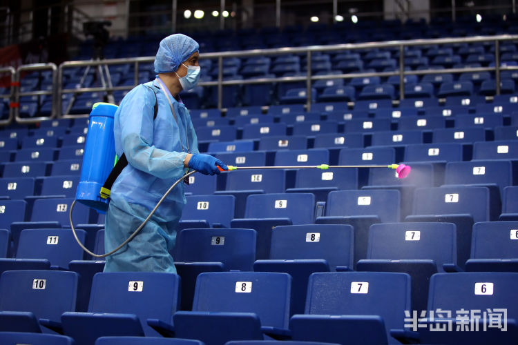 探访探访CBA复赛消杀团队：喷壶喷枪做“武器”保卫赛事卫生安全