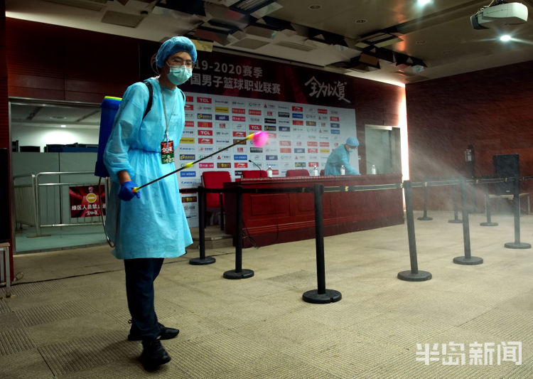 探访探访CBA复赛消杀团队：喷壶喷枪做“武器”保卫赛事卫生安全