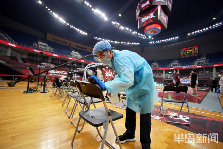 探访探访CBA复赛消杀团队：喷壶喷枪做“武器”保卫赛事卫生安全