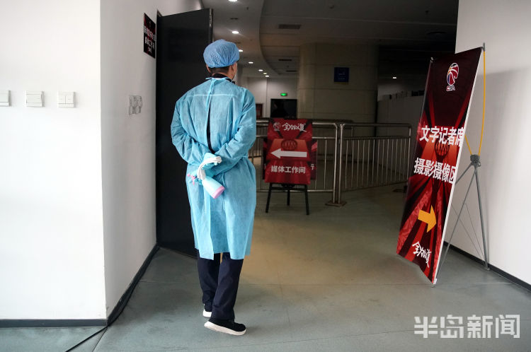 探访探访CBA复赛消杀团队：喷壶喷枪做“武器”保卫赛事卫生安全