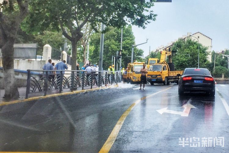 漫延青岛伊春路段有大量流水漫延 请市民们注意绕行