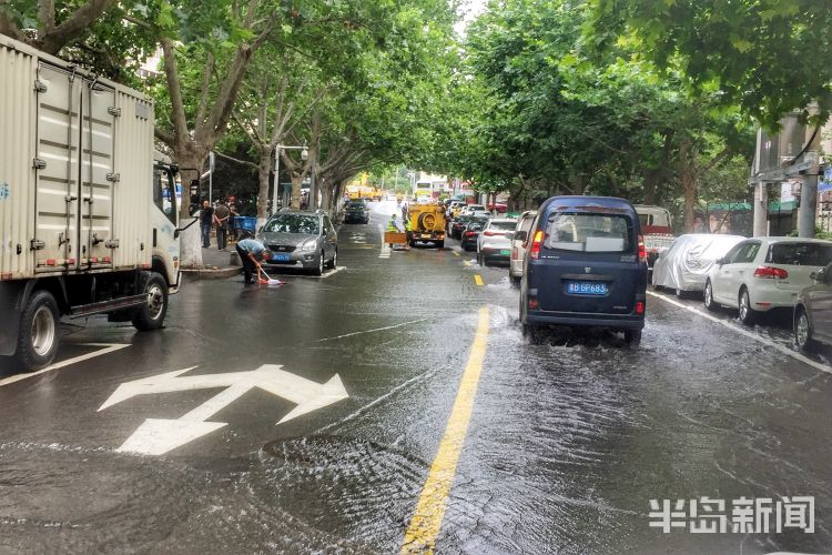 漫延青岛伊春路段有大量流水漫延 请市民们注意绕行