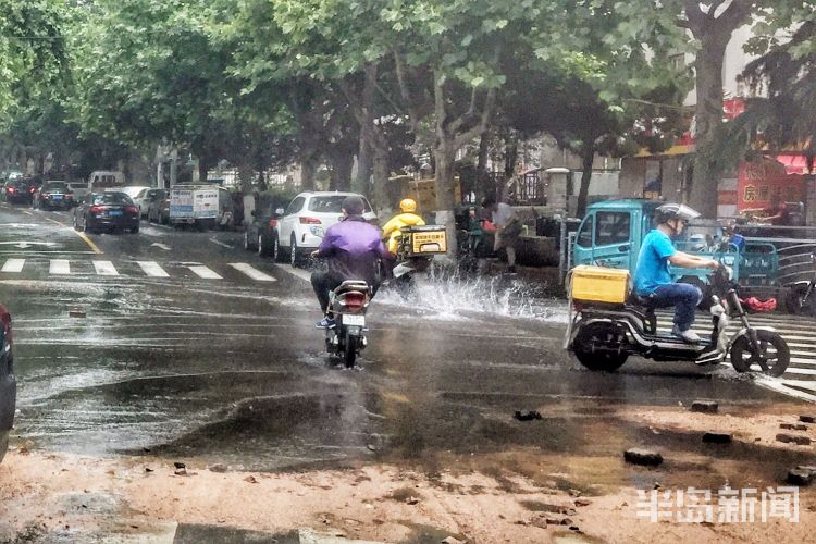 漫延青岛伊春路段有大量流水漫延 请市民们注意绕行