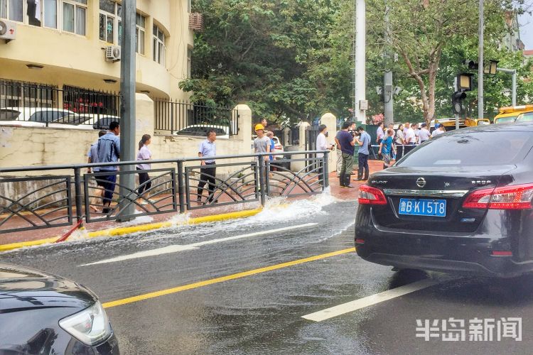 漫延青岛伊春路段有大量流水漫延 请市民们注意绕行
