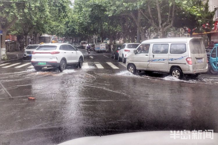 漫延青岛伊春路段有大量流水漫延 请市民们注意绕行