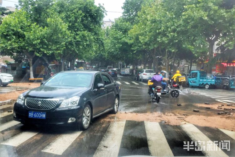 漫延青岛伊春路段有大量流水漫延 请市民们注意绕行