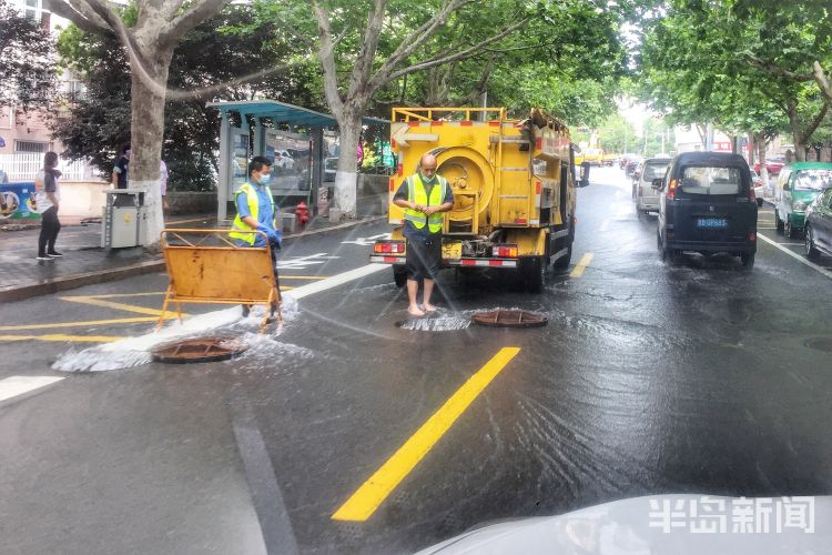 漫延青岛伊春路段有大量流水漫延 请市民们注意绕行