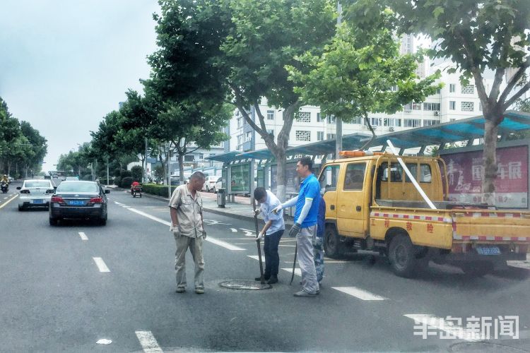 漫延青岛伊春路段有大量流水漫延 请市民们注意绕行