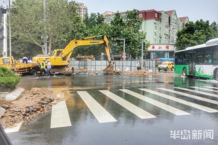 漫延青岛伊春路段有大量流水漫延 请市民们注意绕行
