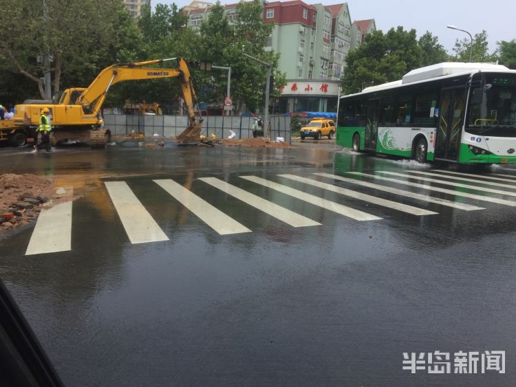 漫延青岛伊春路段有大量流水漫延 请市民们注意绕行