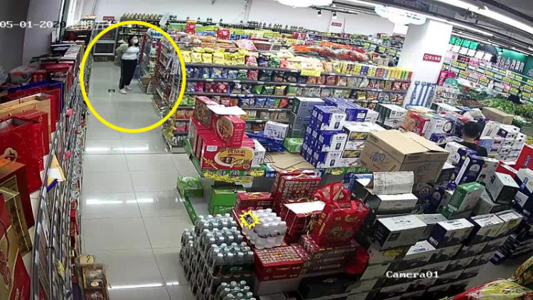 嫌酒女子喜欢喝红酒嫌酒贵和朋友流窜多地盗窃 被黄岛公安分局抓获