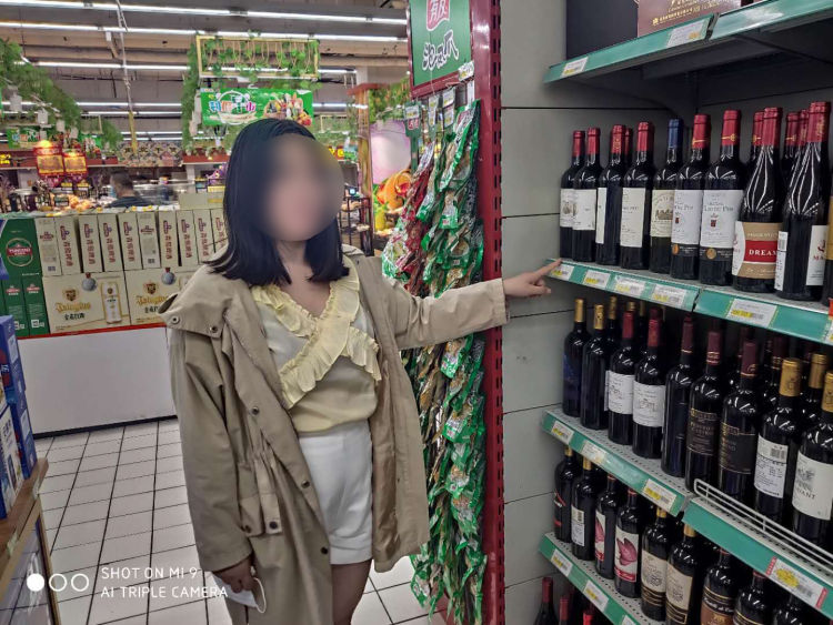 嫌酒女子喜欢喝红酒嫌酒贵和朋友流窜多地盗窃 被黄岛公安分局抓获