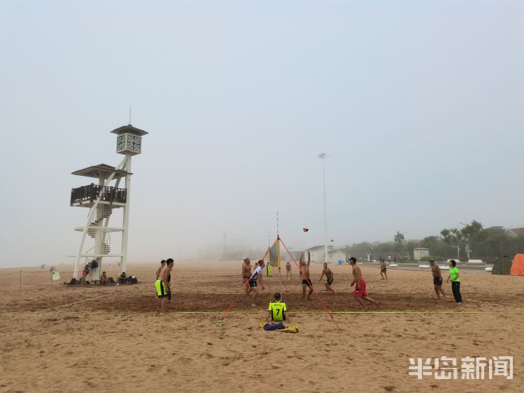 沙滩排球青岛石老人海水浴场：沙滩排球爱好者正在进行比赛