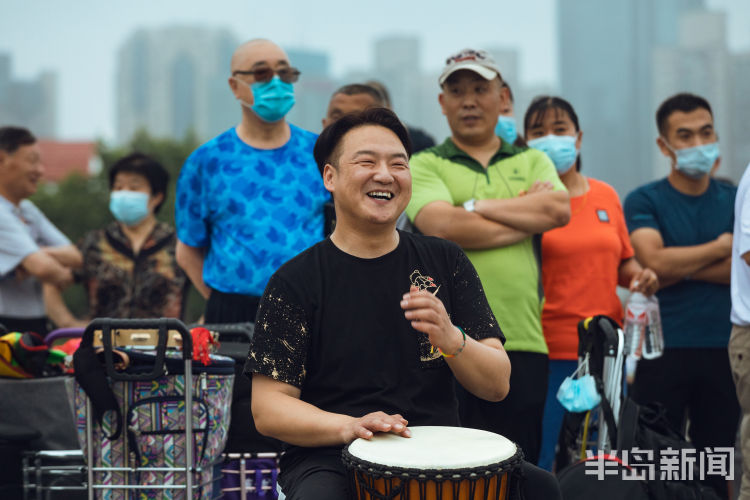 有群青岛音乐广场海边变露天舞台 30位手鼓爱好者敲起热情的鼓点