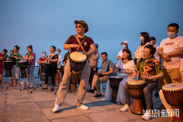 青岛音乐广场海边变露天舞台 30位手鼓爱好者敲起热情的鼓点