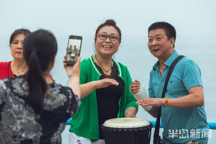有群青岛音乐广场海边变露天舞台 30位手鼓爱好者敲起热情的鼓点