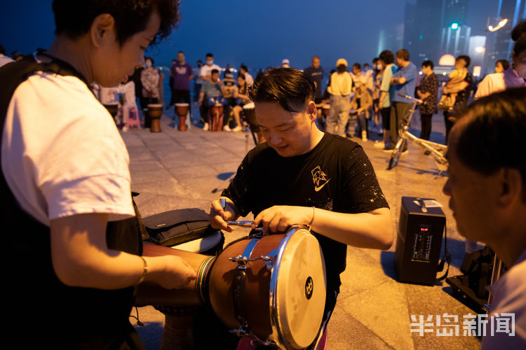 有群青岛音乐广场海边变露天舞台 30位手鼓爱好者敲起热情的鼓点