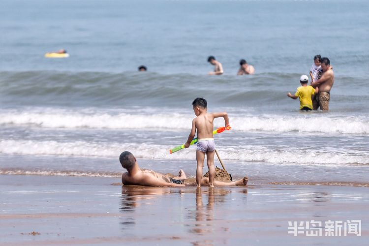 浴场天气逐渐升温 青岛不少海滨沙滩浴场人气旺
