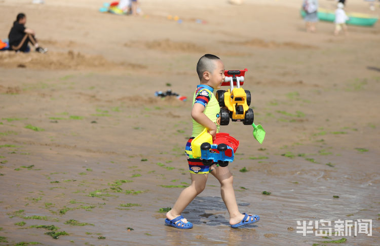 浴场天气逐渐升温 青岛不少海滨沙滩浴场人气旺