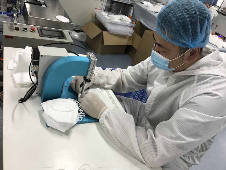 转产老牌企业转产通过医疗器械注册体系核查 医用口罩防护服有了“胶州制造”