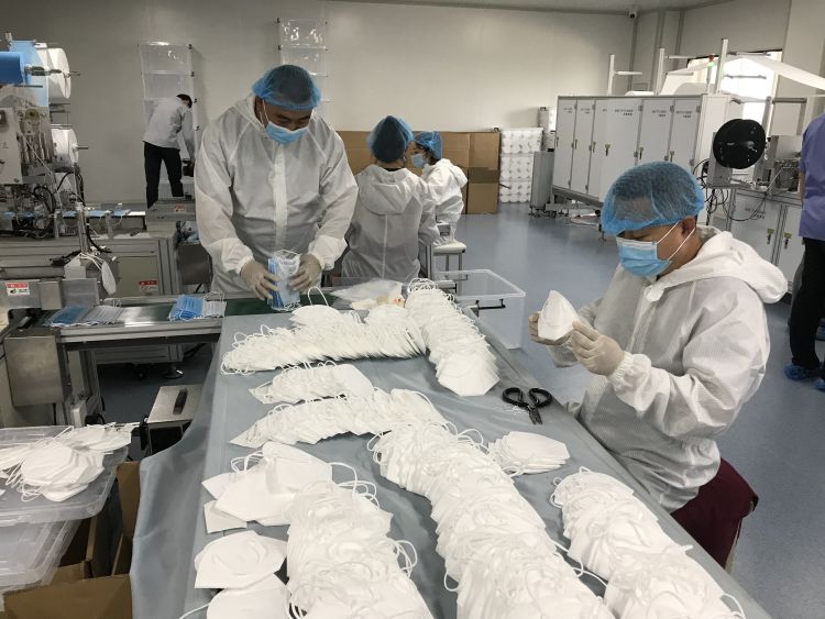 转产老牌企业转产通过医疗器械注册体系核查 医用口罩防护服有了“胶州制造”