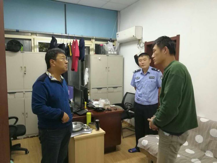 毒贩市南公安分局禁毒大队中队长赵波曾与持枪毒贩对峙 智斗亡命毒贩