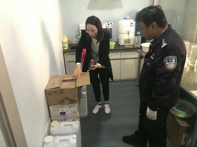 毒贩市南公安分局禁毒大队中队长赵波曾与持枪毒贩对峙 智斗亡命毒贩