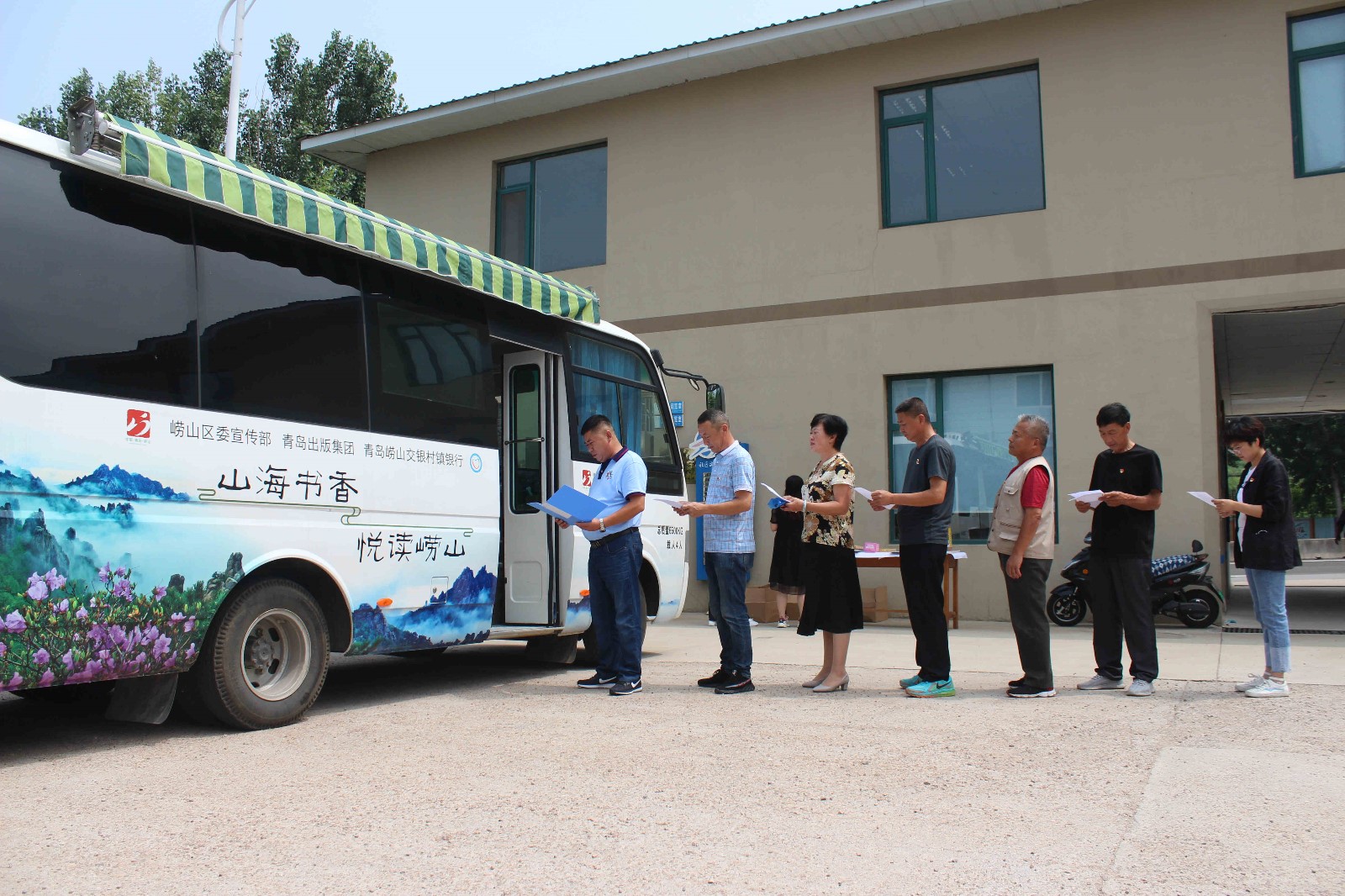 王哥庄【文明实践 德耀崂山】享读颂党情 邻里一家亲 王哥庄街道开展邻里“享读”进社区活动