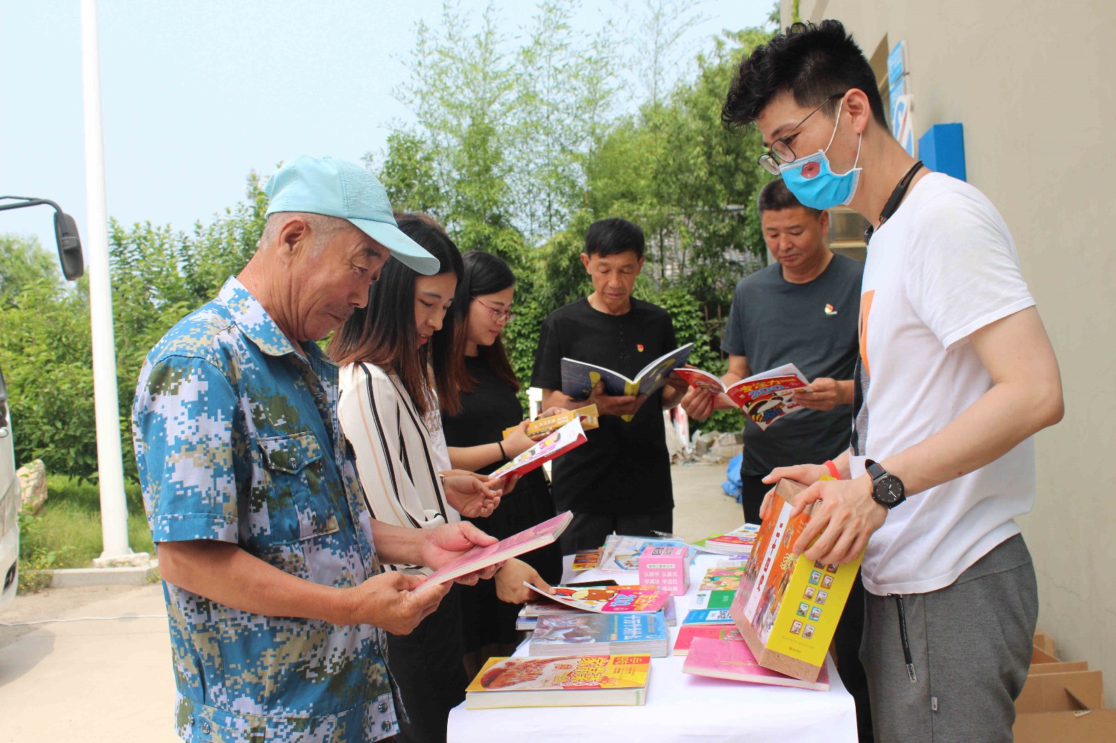 王哥庄【文明实践 德耀崂山】享读颂党情 邻里一家亲 王哥庄街道开展邻里“享读”进社区活动