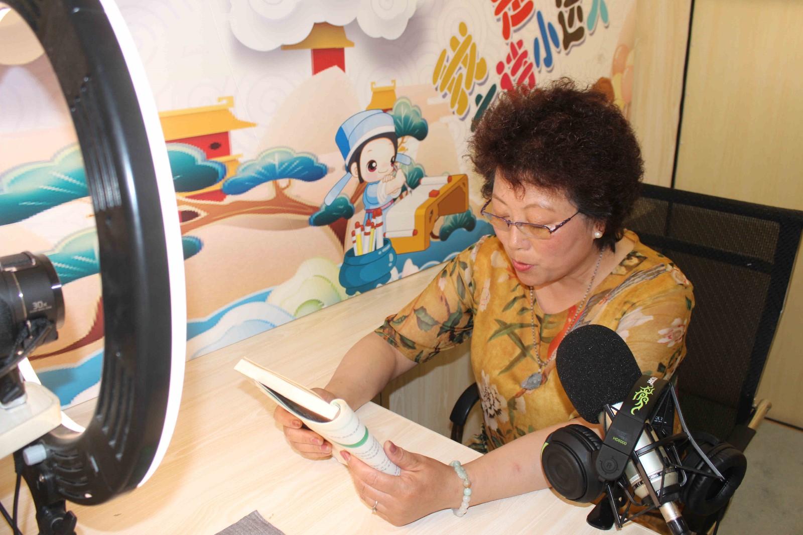 王哥庄【文明实践 德耀崂山】享读颂党情 邻里一家亲 王哥庄街道开展邻里“享读”进社区活动