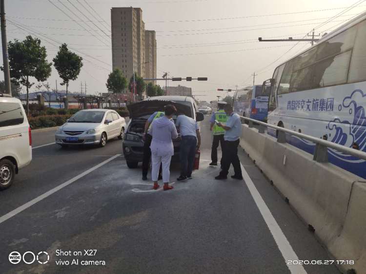 警民面包车行驶中突发自燃 青岛警民携手及时扑灭