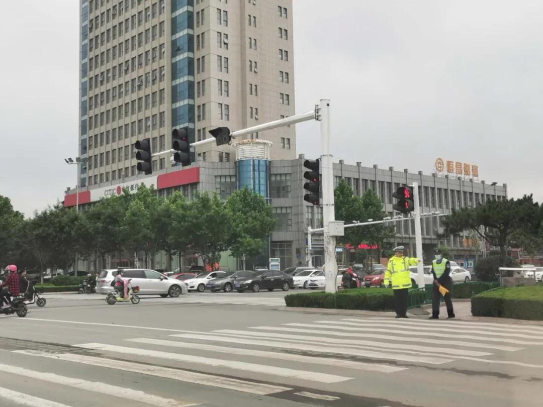 诸城交警提醒：不礼让斑马线将被处罚！