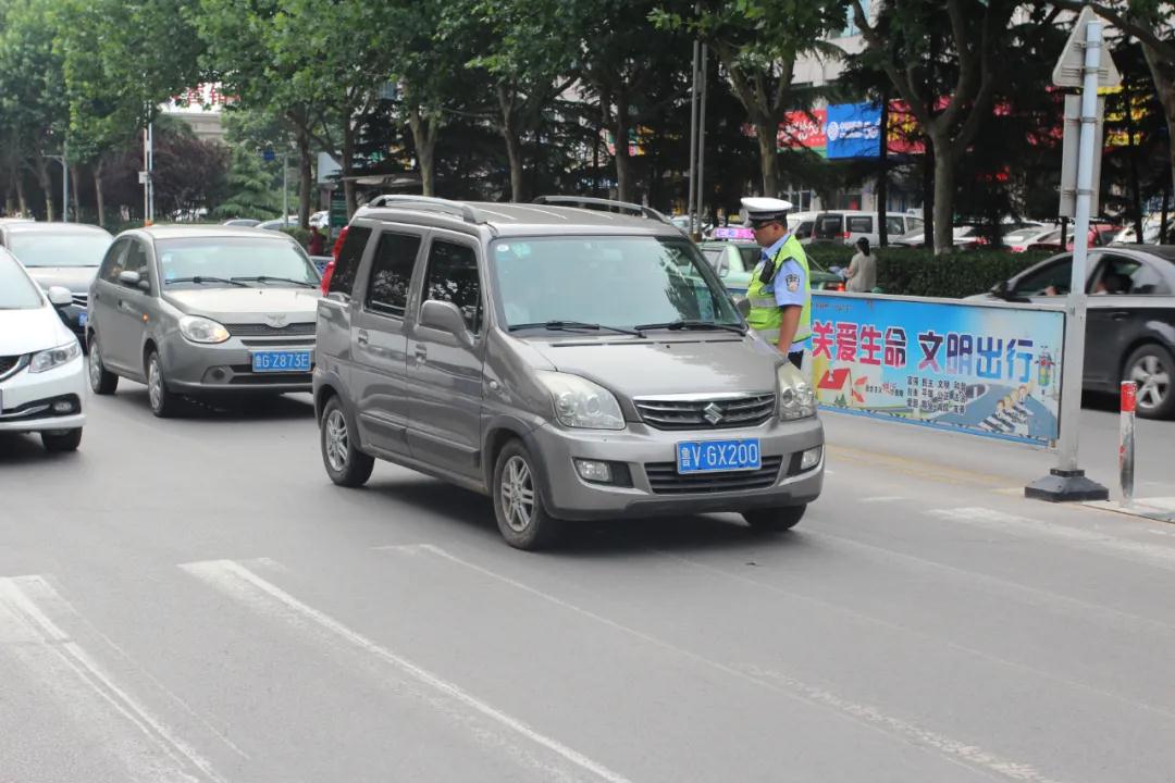 诸城交警提醒：不礼让斑马线将被处罚！