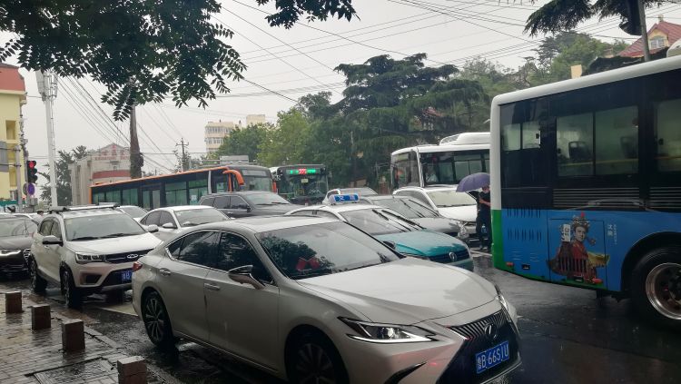 堵堵下雨天遇上周一早高峰 青岛秒回“堵堵堵”！网友：气象君这是小雨吗？