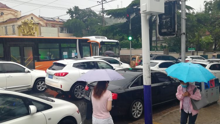 堵堵下雨天遇上周一早高峰 青岛秒回“堵堵堵”！网友：气象君这是小雨吗？