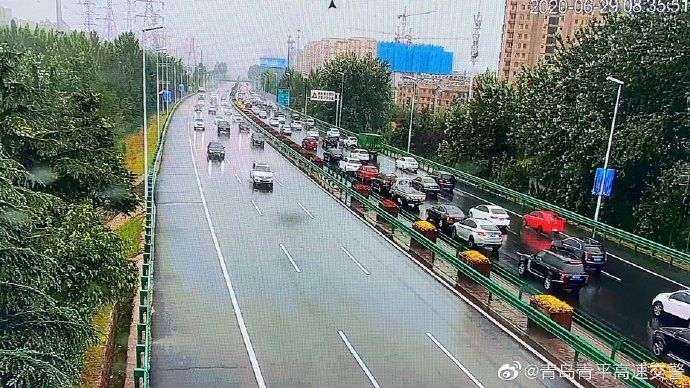 堵堵下雨天遇上周一早高峰 青岛秒回“堵堵堵”！网友：气象君这是小雨吗？