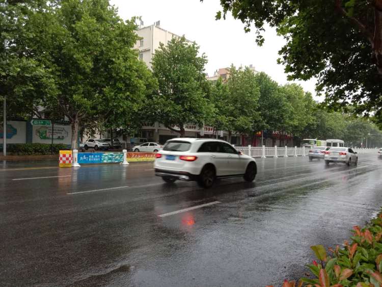 堵堵下雨天遇上周一早高峰 青岛秒回“堵堵堵”！网友：气象君这是小雨吗？