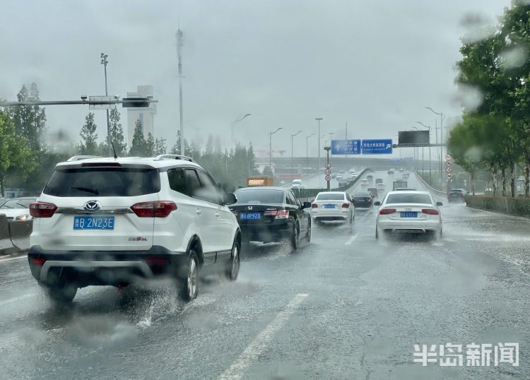 雨来青岛：疾雨来袭导致多条城市道路积水 出行请注意安全