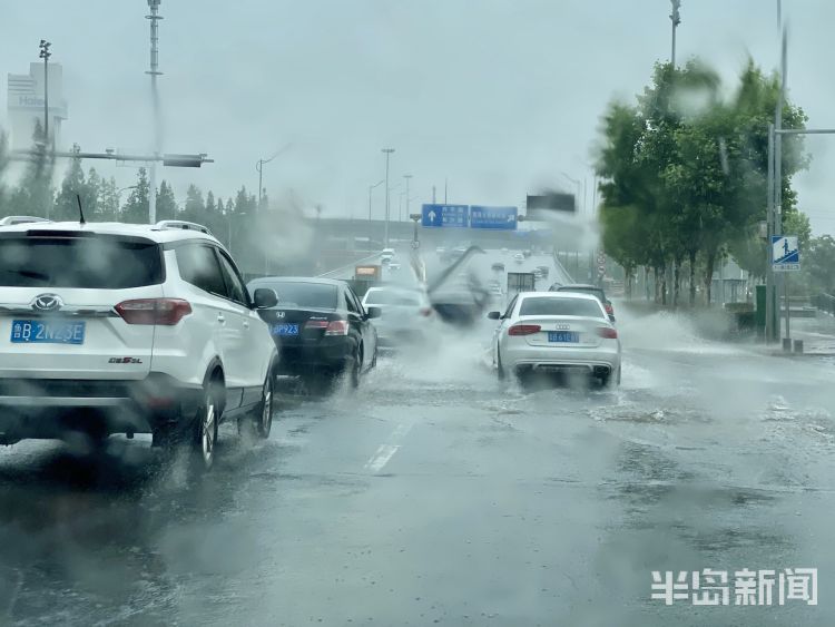 雨来青岛：疾雨来袭导致多条城市道路积水 出行请注意安全