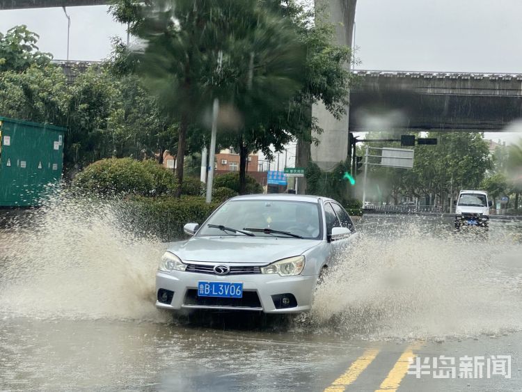 雨来青岛：疾雨来袭导致多条城市道路积水 出行请注意安全