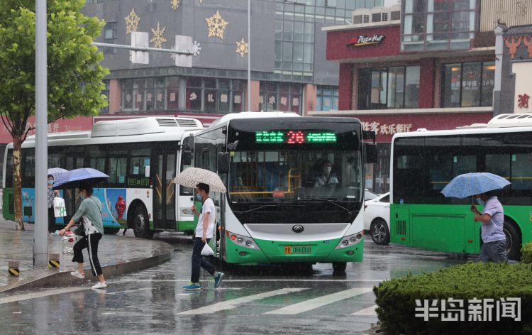 雨中宁夏路地铁站：市民游客雨中出行