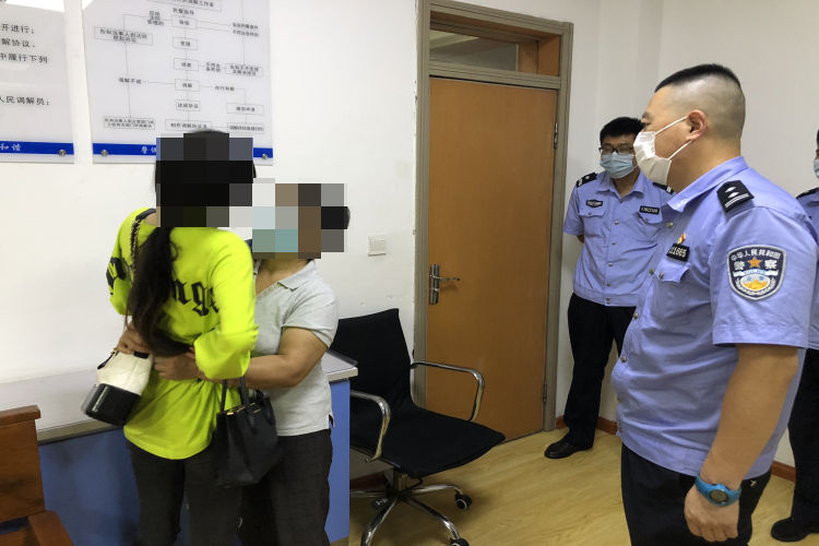 完架杭州吵完架竟来青岛要跳楼！青岛警方及时相救