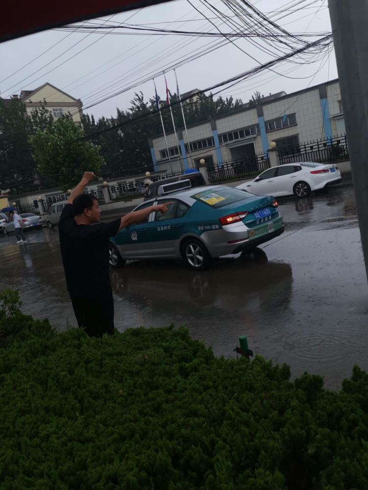 挂落大雨天气瑞金路附近电线挂落 热心市民大雨中托举保通畅