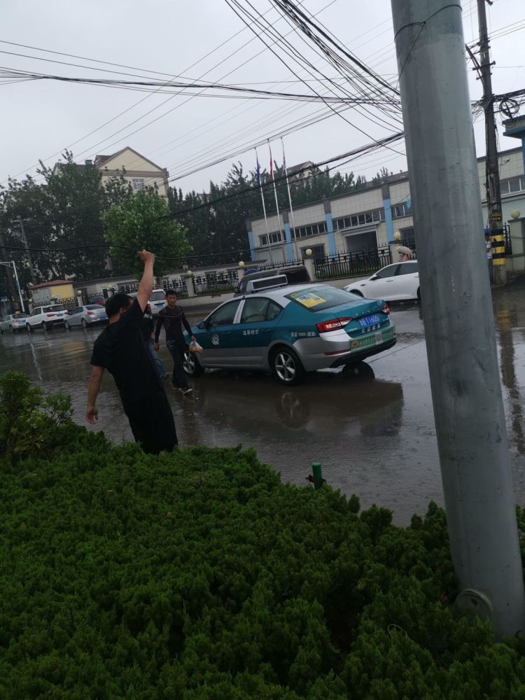 挂落大雨天气瑞金路附近电线挂落 热心市民大雨中托举保通畅