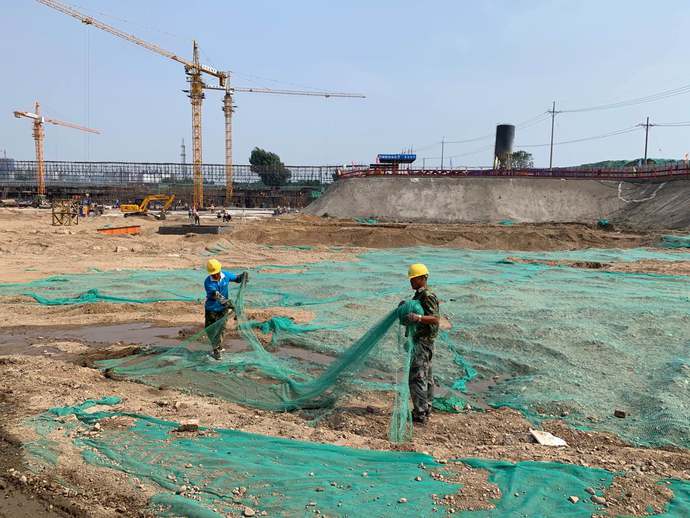 撤除塑料网、喷洒固尘剂 沈阳工地尝试无绿网覆盖