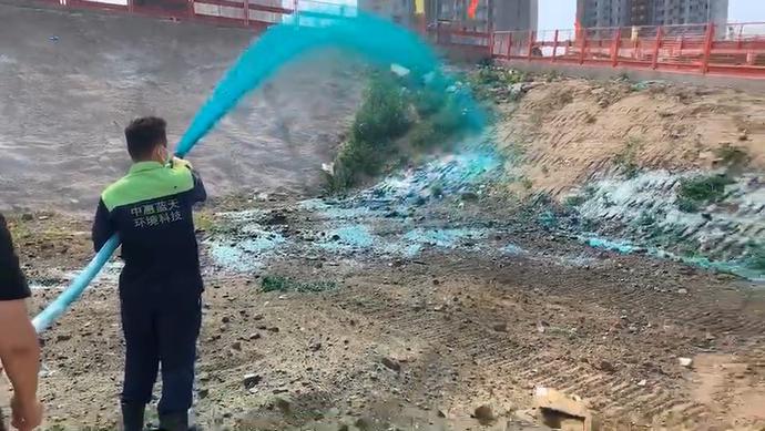 撤除塑料网、喷洒固尘剂 沈阳工地尝试无绿网覆盖
