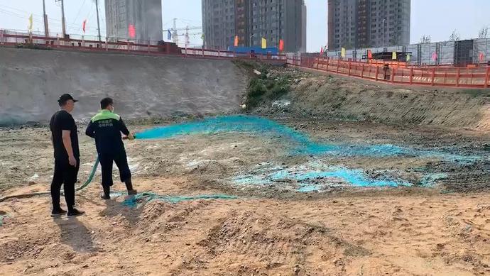 撤除塑料网、喷洒固尘剂 沈阳工地尝试无绿网覆盖