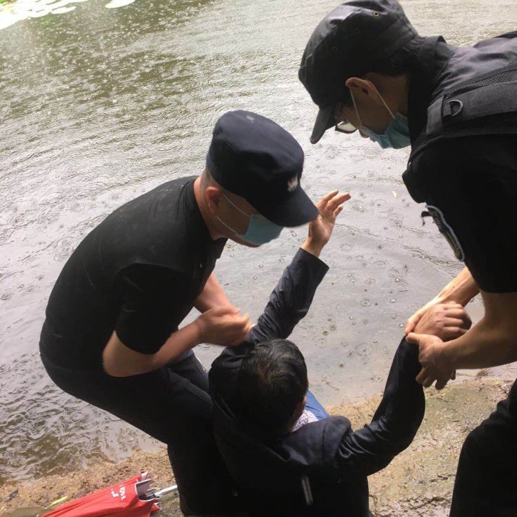 五旬青医附院人工湖五旬男子不慎落水 民警大雨中施救