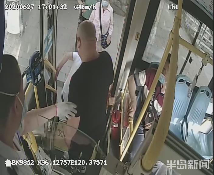 手环青岛市北巴士近5天“捡”到3名迷路老人 提醒：年迈老人独行最好戴“手环”